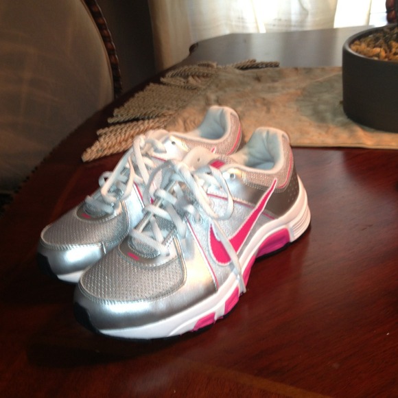 SOLD *NEW Nike T-Run 5. Color: Pink/gray/platinum