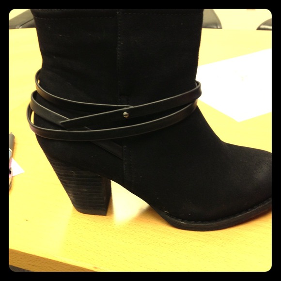 Size 81/2 never been worn black Bootie