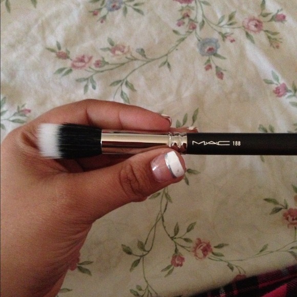 💄AUTHENTIC 💄MAC 188 SMALL DUO FIBRE FACE BRUSH