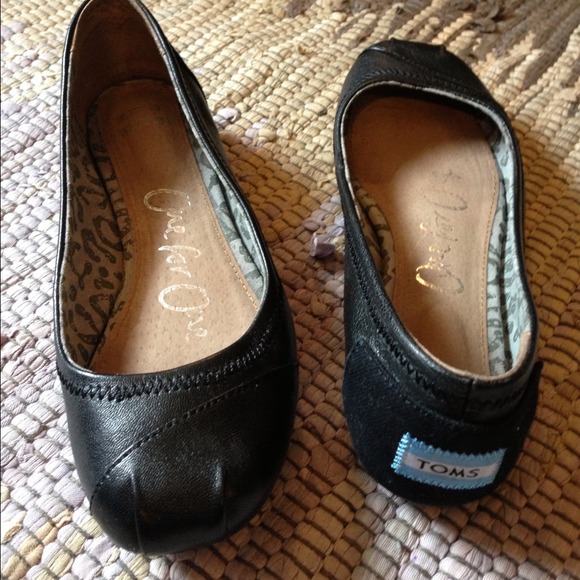 TOMS ballet shoes size 5 -Black leather.
