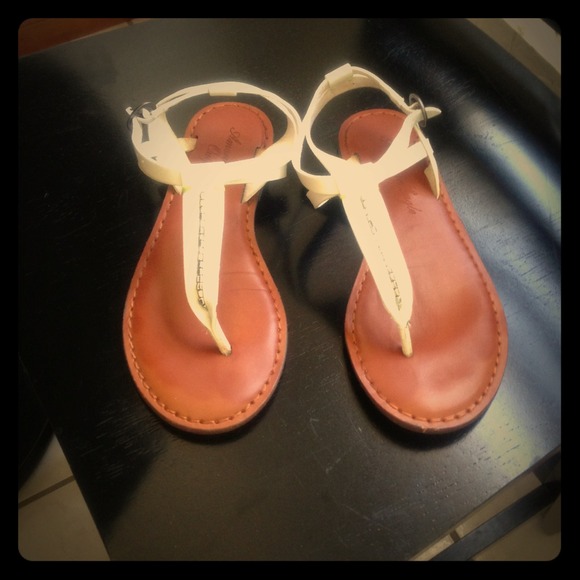 💵💵sold💵💵American Eagle sandals..