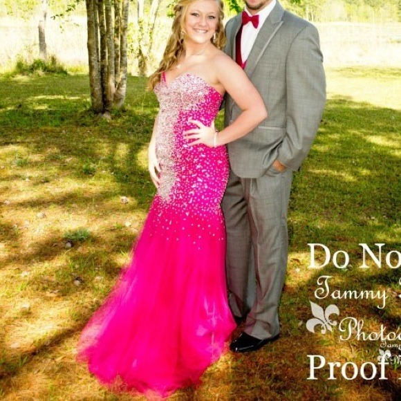 💲PRICE REDUCED💲 Prom dress! W/ sweetheart line - Picture 2 of 4