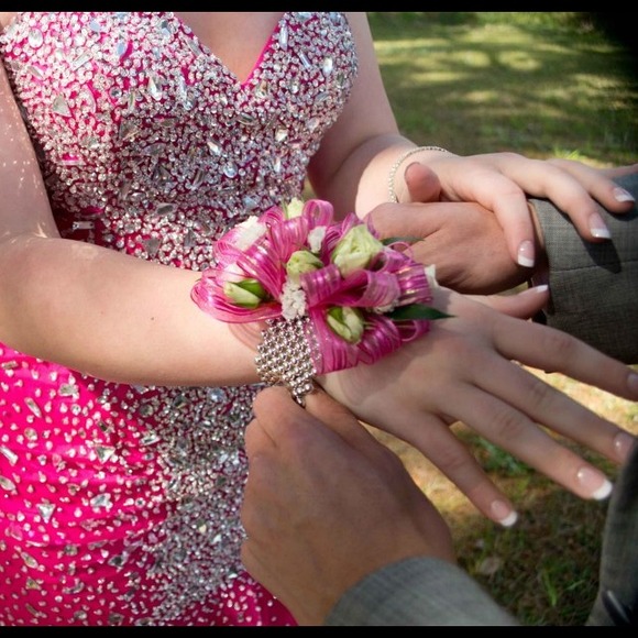 💲PRICE REDUCED💲 Prom dress! W/ sweetheart line - Picture 3 of 4