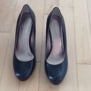 Nine west round toe heels size 8