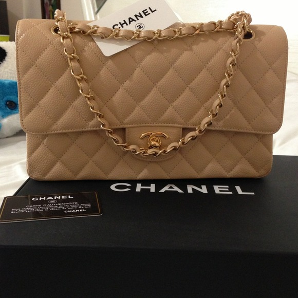 CHANEL *keeping*