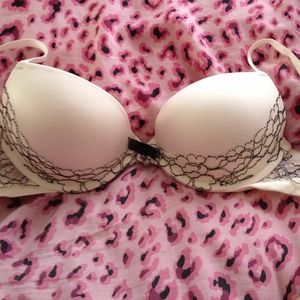 🚫SOLD IN BUNDLE🚫White bra with black lace detail