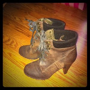 Combat boots with a heel