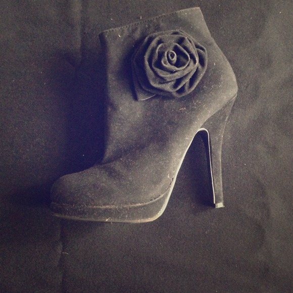 🎉CLEARANCE🎉👢👢Black Rose calf boots 👢👢
