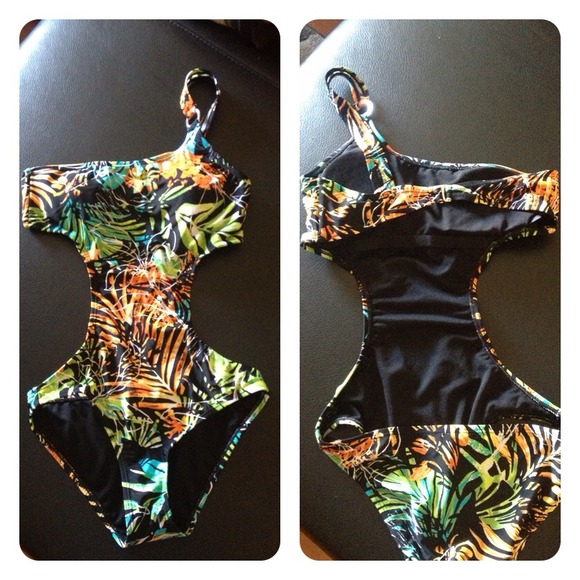 New with Tag cute One shoulder bathing suit!!
