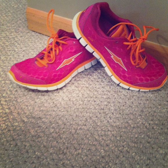 New Avia colorful tennis shoes! Like new!