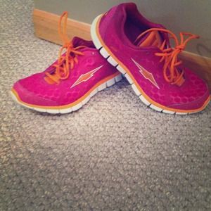 New Avia colorful tennis shoes! Like new!