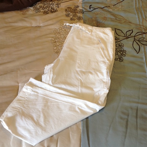 White cargo capris NWOT