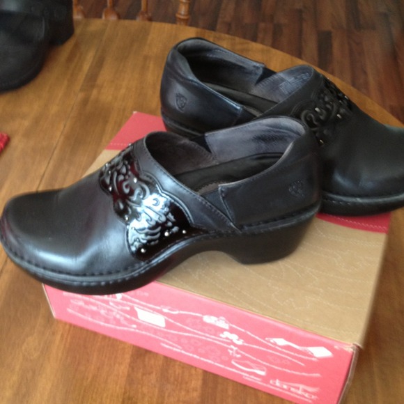 Size 42 Ariat shoes