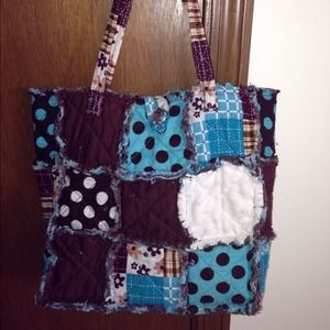 Cute patch work tote! 💙