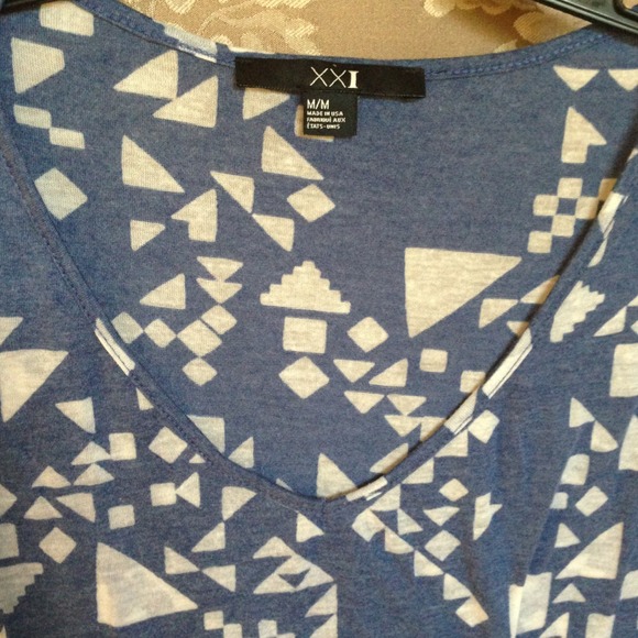 F21 Geometric Relaxed Top - Picture 2 of 2
