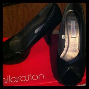 💢Xhilaration  Stacia Black Peep Toe💢