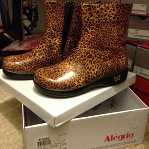 NWOT "Raina" rain boots in African Leopard print