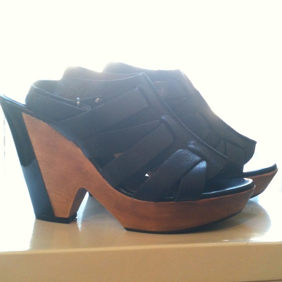 Black platform sandle
