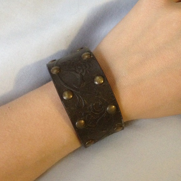 Cool brown cuff with bronze studs. Two snap sizes
