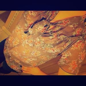 Floral print blouse.