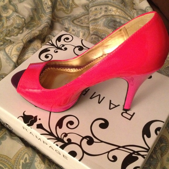 Pop of Color PUMPS! - Picture 2 of 4