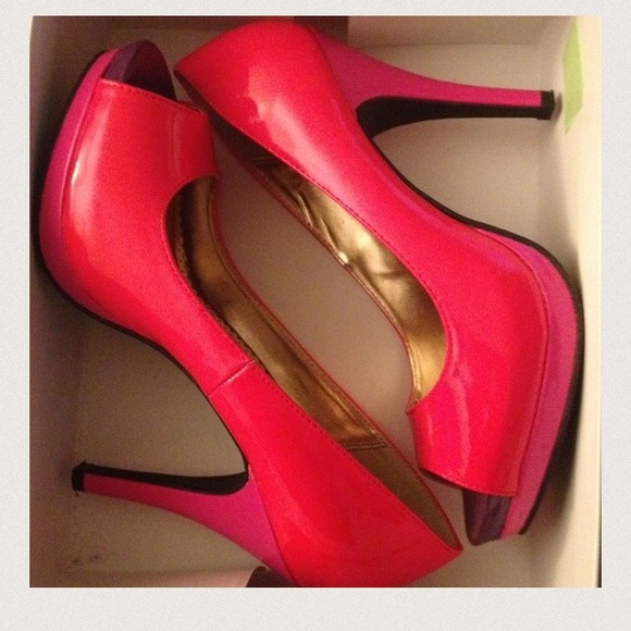 Pop of Color PUMPS! - Picture 4 of 4