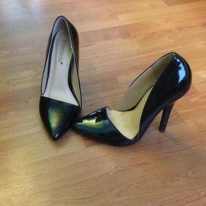Shoedazzle black patent heels