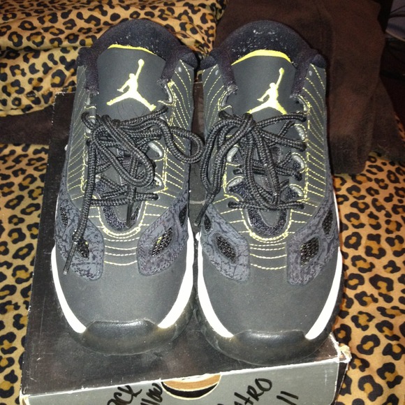 Jordan retro 11, black yellow and white..