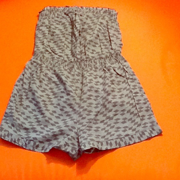 *Cute Checkered Gray Romper*