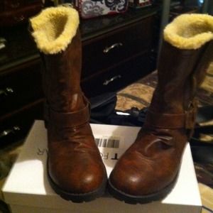 Flat camel boot