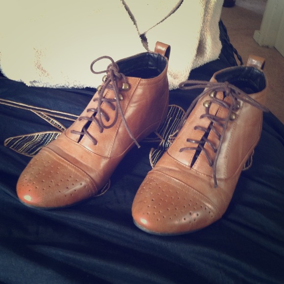 Oxford shoes in tan or camel color size 6.5