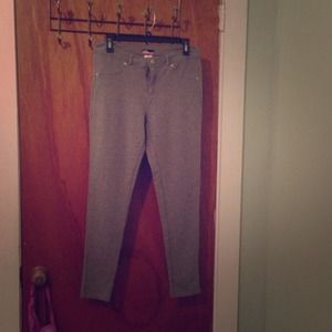 Gray cotten leggings with zipper.