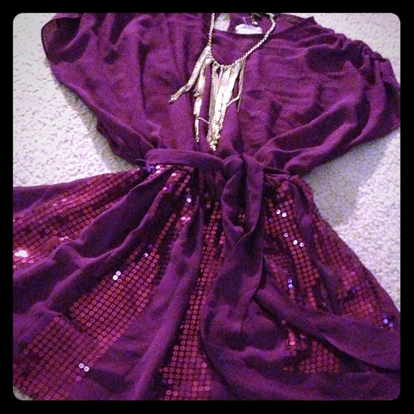 🎁SOLD - BUNDLED🎁 Berry Colored Tunic w/Sequin!