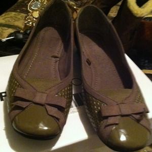 Flat shoe and comfortable I had them 2 years