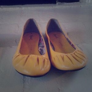 Cute yellow flats