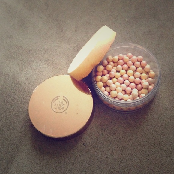 BODY SHOP brush on radiance