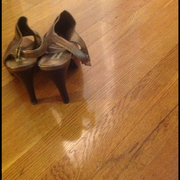 REDUCED Steve Madden bronze shoes. - Picture 2 of 2