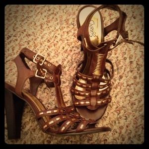 Brown leather Carlos Santana Sandals w gold
