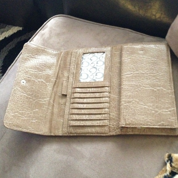 GUESS wallet - Picture 2 of 3