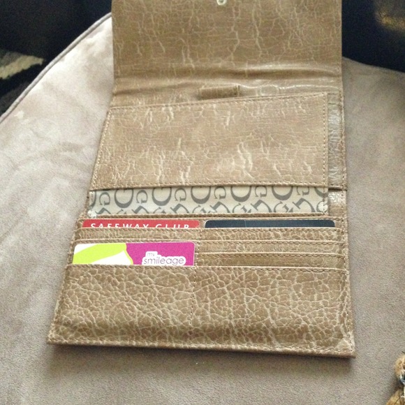 GUESS wallet - Picture 3 of 3