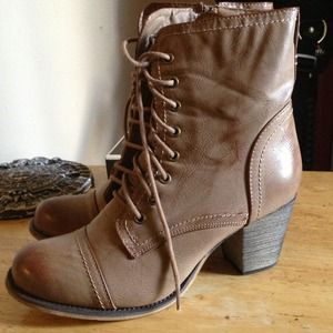 Tan Lace-Up Boots 8