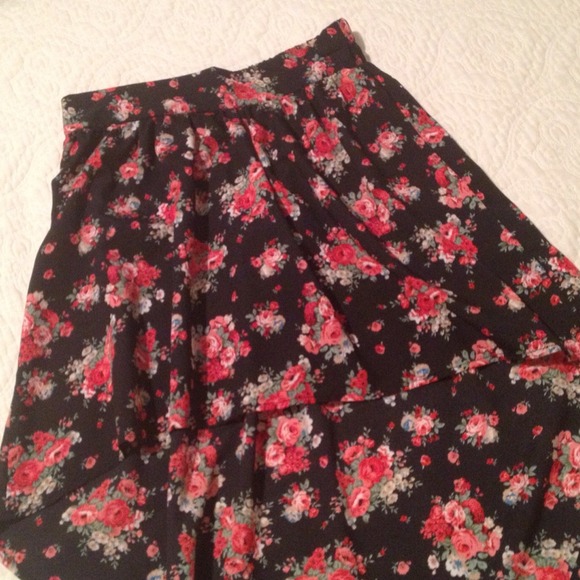 ❌❌SOLD IN BUNDLE❌❌Floral hi-lo skirt - Picture 2 of 4