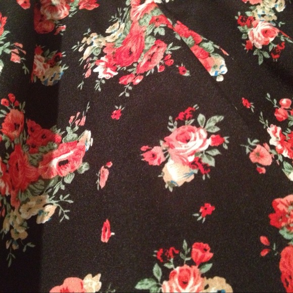 ❌❌SOLD IN BUNDLE❌❌Floral hi-lo skirt - Picture 3 of 4