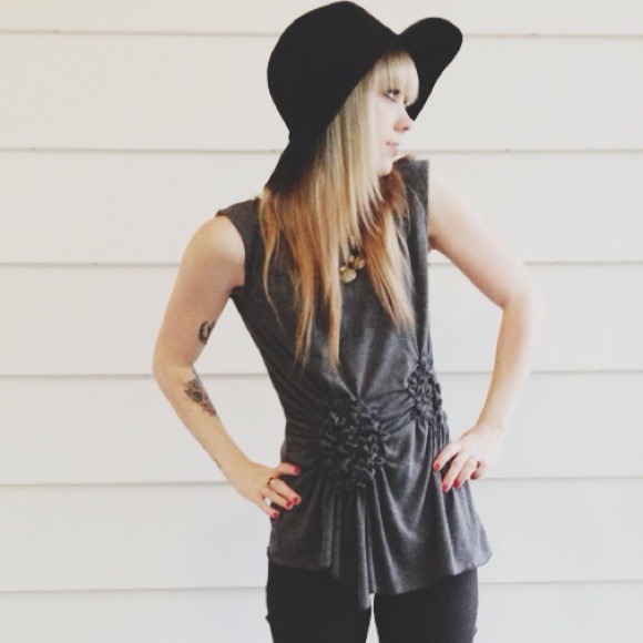 Sold🎈Grey top - Picture 2 of 2