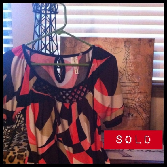 🔴SOLD🔴💗Pattern blouse. Very pretty💗
