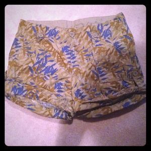 Leaf detailed shorts .