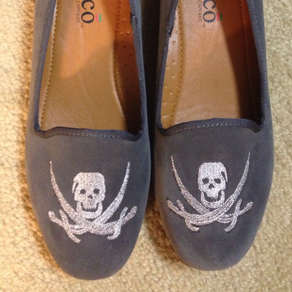 SOLD 😁💰🔫Skull and crossbones smoker shoe