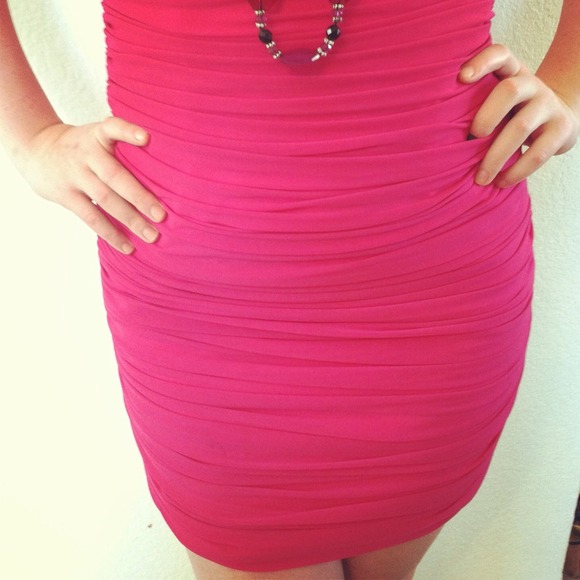Sexy! Sz 8 / 10 / 12 Magenta ruched cocktail dress - Picture 2 of 4