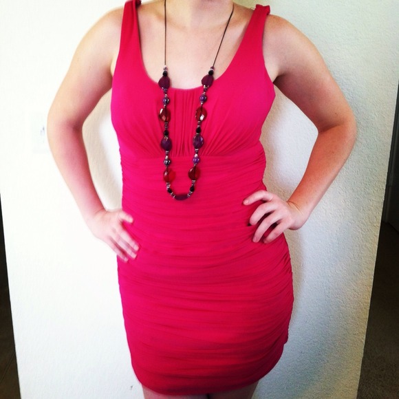 Sexy! Sz 8 / 10 / 12 Magenta ruched cocktail dress - Picture 4 of 4
