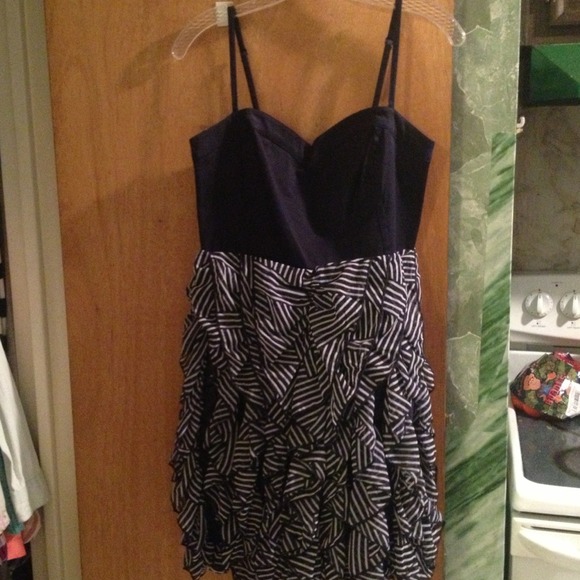 H&M dress - Picture 1 of 3